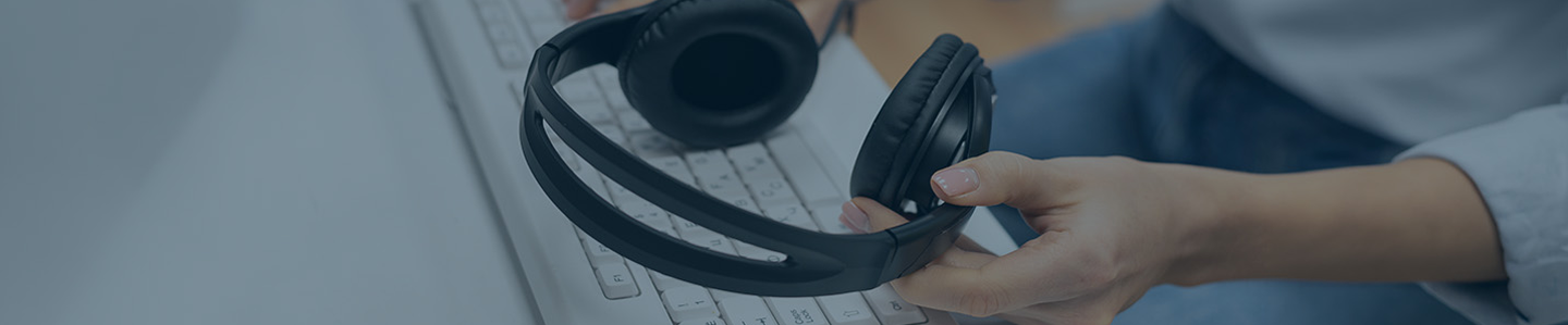 Fones de Ouvido sobre teclado
